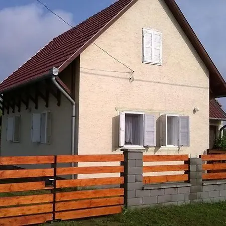 Brigitta Nyaralohaz Holiday home Poroszlo